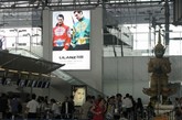 熙熙攘攘的泰国曼谷机场候机大厅，利郎格外显眼。