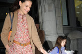 凯蒂-赫尔姆斯(Katie Holmes)带着苏芮(Suri)离开家。一对美母女，走在街头赏心悦目。

