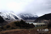 来古冰川为一组冰川的统称，位于西藏昌都地区八宿县然乌镇境内，紧邻然乌湖，来古冰川包括美西、亚隆、若骄、东嘎、雄加和牛马冰川，该冰川群中亚隆冰川最为壮观。“亚隆冰川”长12公里，从岗日嘎布山海拔6606米的主峰延伸至海拔4千米的岗日嘎布湖；气候上，地处印度洋季风向青藏高原输送冷空气的主要通道，降水充分，有利于冰川的发育，属于海洋性冰川。（图片来源：凤凰网华人佛教  摄影：湘江岸边）