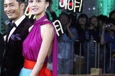 张歆艺身穿ferragamo 2012春夏撞色缎面环颈礼裙。