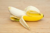 3、防痴呆。吃香蕉有助于提高脑力，改善学习能力，提高警觉度，防止老年痴呆症。