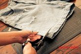 磨砂石、粗挫、剪刀、刻刀，用这些简单的工具就能轻松DIY出一条破洞牛仔裤。 

