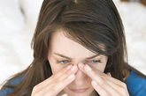 搓鼻：

　　用双手食指搓鼻梁的两侧。经常搓鼻可以使鼻腔畅通，并可起到防治感冒和鼻炎的作用。

