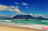 南非开普敦，维多利亚海滨拍摄南非著名的“桌山”全貌，在蓝天白云，碧绿色的大西洋和白色的沙滩映衬下甚为壮观。吴月天 摄