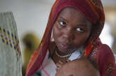当地时间2012年4月18日，N'Gouri，母亲抱着2岁营养不良的Hawa Moussa。

