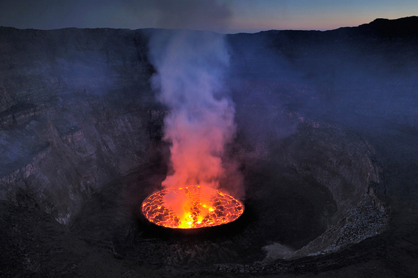 探世界最大熔岩湖 “魔鬼的高炉”神秘壮观