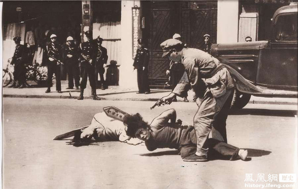 1949年5月上旬，共产党嫌疑犯及经济犯在公审后从上海福州路警察局示众游行到刑场执行枪决。…