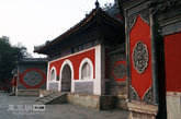 万寿寺位于北京海淀区高梁河（长河）广源闸西侧，原称聚瑟寺，建于唐朝。明朝万历五年（公元1577年）改为万寿寺，主要收藏经卷。（图片来源：凤凰网华人佛教  摄影：晓愚）