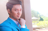 冯绍峰身着蓝色西装手戴香奈儿J12系列白色陶瓷腕表宣传电影。