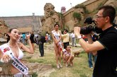 国际比基尼小姐大赛三门峡市（河南赛区）选拔赛的20余名佳丽身着比基尼到黄河三门峡大坝风景区采风，佳丽们婀娜的身姿与年轻的活力点燃了夏日激情。 