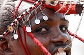 【肯尼亚马赛族的传统成人礼】肯尼亚马赛族的传统成人礼被称之为“Eunoto”。在这个仪式上，年轻的马赛族男子从普通勇士晋升为“资深勇士”，也就是地位更高的勇士，从此拥有娶妻生子的权利。

