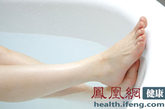 热水洗脚

热水洗脚，用热水泡脚，可使血管扩张，局部的血流速度加快，从而增加了下肢营养的供应。人体足部的穴位很多，洗脚的过程也是穴位按摩的过程。睡前用热水洗脚，既干净卫生，又解除疲劳，还能起到防病治病的作用。冬季坚持用热水洗脚，对冻疮也有一定的预防作用。患有失眠症和足部静脉曲张的人，每晚用热水洗脚，能减轻症状，易于入睡。当然，洗脚水也不能太烫，以不超过45℃为宜。
