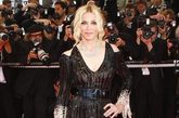 2008年5月21日，Madonna身穿亮片黑白长裙现身戛纳红毯。