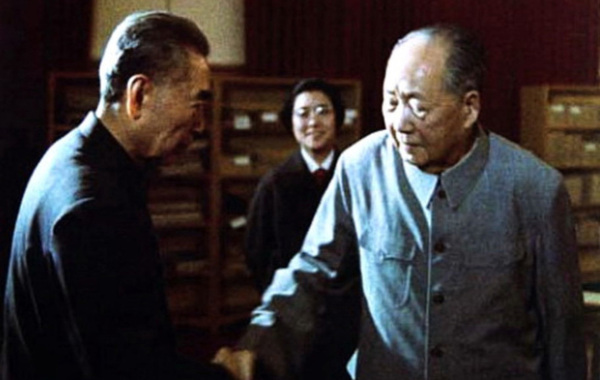 毛泽东最后一次与周恩来握手,当晚周恩来住进了305医院。1974年5月28日,马来西亚总理拉扎克来访。次日,周恩来陪同拉扎克走进了毛泽东游泳池的书房,这也是周恩来住进305医院前,最后… 点击进入下一页