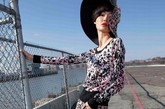 时尚界炙手可热的中国女孩、国际超模王潇为Grazia在纽约街头拍摄了这组街头风格大片。套头式运动衫，印花长裤与短外套，活力十足的廓型结合印花与色彩，热情动感又自由。
