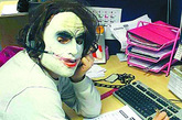 【男子戴恐怖面具被涂强力胶水无法拿下】
　　2010年11月，时年29岁的迈克是英国曼彻斯特市戈顿镇的一名电话呼叫中心员工，万圣节前夕，迈克和朋友们约好戴上恐怖的狂欢节面具，一起去参加一个狂欢节化妆派对。可在万圣节的化妆派对举行前，迈克的朋友喝醉酒后偷偷往他的小丑面具内涂满了强力胶水，当毫不知情的迈克戴上这副面具后，“杯具”开始了。英国曼彻斯特皇家医院的医生对迈克称，最安全的办法就是等待胶水退化和逐渐“失效”，所以倒霉的迈克不得不天天戴着这副“小丑”面具生活和工作！
