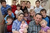 NO.4世界上生孩子最多的母亲
世界上生孩子最多的母亲(69个孩子) 费奥多·瓦西列耶夫是一位来自俄罗斯舒亚的农民，令他骄傲的是，他的妻子瓦莲京娜生了69个孩子，破了吉尼斯世界纪录。她生了16对双胞胎，7个三胞胎和4个四胞胎，27个单胞胎。69个孩子中的67个都活了下来。另外在2008年，一位44岁的罗马尼亚妇女生下了她的第18个孩子。

