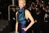 2011年5月13日讯，蒂尔达·斯文顿(Tilda Swinton)出席第64届戛纳电影节。当时Haider Ackermann 身着深蓝+暗紫拼色环颈礼裙，握Olympia书本手袋，脚穿Jil Sander尖头鞋。帅气十足。