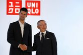 2012年5月23日，法国巴黎，UNIQLO今天宣布任命世界排名第一的男子职业网球运动员德约科维奇（Novak Djokovic）成为UNIQLO全球品牌大使。于未来五年，德约将会向世界各地推广UNIQLO品牌及其服饰，双方更将合作研究服装系列，以及共同开发功能性服装。德约科维奇将于今年5月27日开始举行的法国网球公开赛（Roland-Garros French Open Tennis Tournament）中，向巴黎以及全球的电视观众首次展示由UNIQLO为他设计的全新比赛服装，率先预览双方共同合作研究的服装系列。领导全球的日本零售企业迅销集团会长兼社长柳井正表示：“我们非常高兴能够得到德约科维奇成为UNIQLO全球品牌大使。我们将利用最创新的布料及科技来研发比赛服装，促进如Novak般深受全球欢迎及尊敬的运动员的表现。与此同时，UNIQLO将以最新的布料及科技，与Novak合作共同开发功能性服装，让全世界的每一个人都能够穿着及享受。”柳井正又表示：“UNIQLO与Novak有一个共同愿望，希望改善大家的生活，并为社会作出贡献。除了创造拥有独特价值的优质服装外，迅销集团一直以独有的企业活动来丰富人们生活为使命，并促进我们公司与社会之间的融洽。我们期待与Novak合作，于世界各地推动一系列的企业社会责任计划。”德约科维奇说：“能够成为UNIQLO全球品牌大使，我感到荣幸及兴奋。UNIQLO是一个于日本根深蒂固的流行品牌，而我亦十分欣赏日本的文化与生活方式。Be Unique是我的个人哲学理念，代表我对不断提升自己充满热情、干劲和渴望。我热切期望能够成为最好的网球运动员，以及最优秀的人。我一直渴望能够帮助别人，特别是没我那么幸运的儿童。”德约科维奇续说：“我觉得我与UNIQLO有一个十分自然的联系。对我来说，UNIQLO提供的不是一种快速时尚，亦不是运动服装，而是最终极的功能性服装，亦是我作为一个运动员和一个活跃个体所需要的。我期待与UNIQLO在开发新产品上的合作，并以此加深对UNIQLO全球大家庭的了解。”今天除了宣布UNIQLO与Novak Djokovic的全新合作关系外，UNIQLO亦同时确实将推出一款特别设计的慈善UT（UNIQLO印花T恤）于指定的UNIQLO店铺及網上商店發售，作为此次合作关系的首个企业社会责任活动。发售此UT所获的收益将捐赠至Novak Djokovic Foundation，以资助不同的儿童活动。关于此慈善UT的设计，销售时间及地点将于稍后公布。
