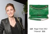 朱莉·葛耶 (Julie Gayet) 背罗杰·维威耶 (Roger Vivier) 黑色链条包亮相第65届戛纳电影节,与服装搭配得体。