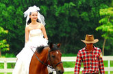 2012年5月26日，广西南宁乡村大世界举行“2012-乡村马术节”，这是南宁市马术爱好者的盛宴，亮丽女马模夺人眼球，十分养眼。