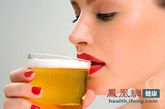 同时，酒精还会刺激肾脏，加速代谢和排尿，使身体流失水分。此外，酒精溶于血液后，会使血液的粘稠度增加，迫使血管里的血液必须从血管外组织吸收水分，以稀释血液，这也会引起口干。建议个人在饮用啤酒后，喝大量的白开水和淡茶水，以及时补充体内水分。