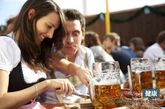胖子不宜喝生啤

　　啤酒有生啤、熟啤之分。生啤一般没有经过退化杀菌，气味和口感都要好于熟啤，且保留了酶的活性，有利于大分子物质分解，因此含有更丰富的氨基酸和可溶蛋白，因此往往比熟啤更受欢迎，但需注意胖人并不适合喝生啤。