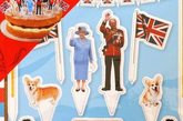 当地时间2012年5月28日，英国，近日，为庆祝伊丽莎白二世女王登基60年，皇室贴纸书册、蛋糕牌、立体小人等周边产品发布，受到市民热捧。这些肖像小人栩栩如生，经典展现了皇室成员的风采，让人爱不释手。
