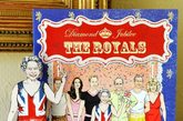 当地时间2012年5月28日，英国，近日，为庆祝伊丽莎白二世女王登基60年，皇室贴纸书册、蛋糕牌、立体小人等周边产品发布，受到市民热捧。这些肖像小人栩栩如生，经典展现了皇室成员的风采，让人爱不释手。