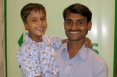 今年6月，巴斯旺在印度班加罗尔一家医院成功接受了手术。当地一家电视台近日播放了双胞胎同体分离手术的全过程。