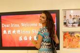 C罗女友伊莉娜•莎伊克 (Irina Shayk) 第一次来到中国，此行的目的是为顶级内衣品牌La Clover拍摄2012秋冬广告大片。工作间隙，伊莉娜•莎伊克 (Irina Shayk) 还忙里偷闲游览了故宫。在总部爱慕会所品尝中国茶时候，Irina仔细询问功夫茶道的每一道工序流程，细细品位中国名茶“正山小种”。