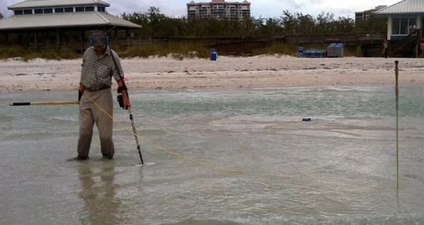 美国男子求婚钻戒埋沙滩发生意外