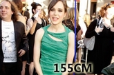 艾伦·佩姬（Ellen Page）；身高：155cm；生日：1987年2月21日；杀手锏单品：曳地长裙、过膝连衣裙。与之前的几位相比，艾伦并不那么惊艳，从《朱诺》到《水果硬糖》，她一直保持着一种亲和的书生气，独特的气质与清新的形象成为她的标签，当然最令人佩服的还是她的演技。《盗梦空间》中的她大受好评，也从此开启事业新篇章。