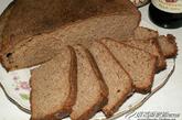 黑面包：黑面包极富营养，又易于消化，这是因为，发酵黑面包用的酵母含有多种维生素和生物酶。“波罗金诺黑面包”，是黑面包中的极品这种面包有一种独特的配方，主要是在黑麦面粉中加入天然香草籽。