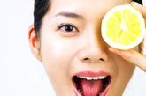 柠檬：柠檬的酸味是以柠檬酸为主，柠檬酸是促进热量代谢过程中的必参与物质，而且也有消除疲劳的功能。