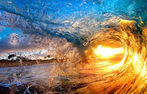 摄影师抓拍海浪拍岸绝美瞬间