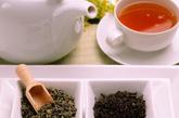 茶水：有经验的保健医生常指导人们用喝茶的方式补钾。钾是人体内重要的微量元素，钾能维持神经和肌肉的正常功能，特别是心肌的正常运动。如果缺钾，人就会感到倦怠乏力，且耐热能力降低。缺钾严重时，会导致心律失常和全身肌无力。茶叶含钾较多，约占其比重的1.5％左右。钾容易随汗水排出，温度适宜的茶水应该是夏季首选饮品。