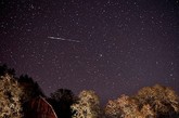 　英仙座流星雨（The Perseids）
　　2012年7月至8月
　　2012年7月中旬至8月中旬即可在英国上空观测到英仙座流星雨，8月11日流星群活跃值达到高峰，其极限流星量达到每小时50颗以上。地球穿越斯威夫特-塔特尔彗星瓦解后残留的碎石带密集区，每小时有成百上千的彗星残片袭击地球，其中约百余颗以流星的形式掠过大气层而形成流星雨。由于这些流星从星空的英仙座方向飞来，因此被称为“英仙座流星雨”。
