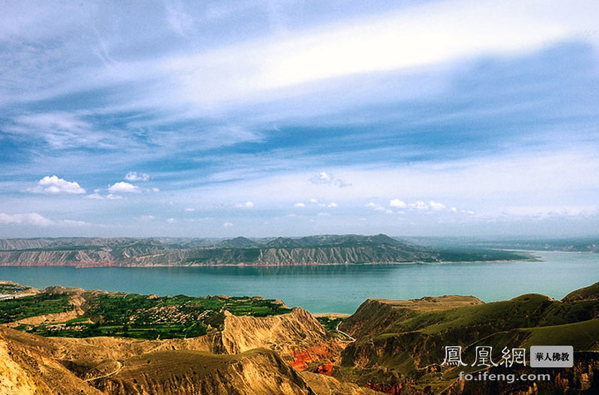 丝绸之路上的圣地 远眺炳灵寺石窟