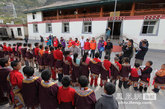 当地藏族小同学们欢迎华姐的到来。