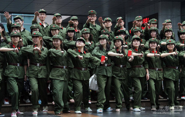 武汉大学生扮“红卫兵”、拿“红宝书”拍毕业照