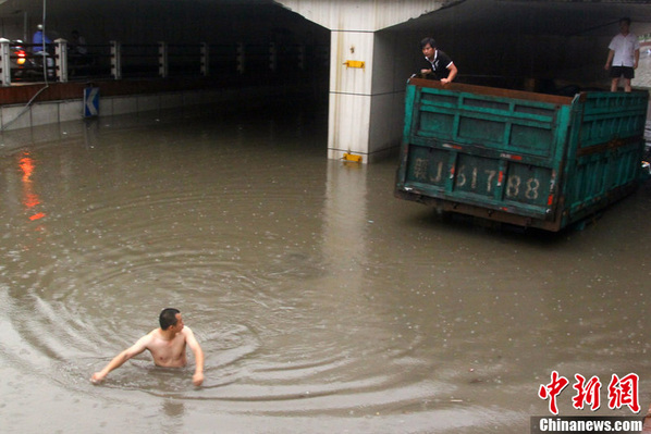 湖南株洲暴雨致积水 车辆被困涵洞下