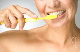 牙刷消毒剂。美国牙科协会表示，人的口腔中有多种细菌，新买的牙刷也有细菌，没有研究证实牙刷消毒剂对健康有益。专家建议，牙刷使用后，用自来水冲净，头朝上自然晾干即可。
