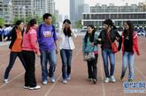 自2011年8月起，首都师范大学研究生支教团的程子序、段晓萌、张晓晔、贾荻、陈宇、王燊6人来到内蒙古鄂尔多斯市东胜区华研中学，开始为期一年的支教工作。选择支教，他们初衷不尽相同，但所有人都怀着同样的梦想，那就是“用不长的一年时间，做终身难忘的事，用心支援西部教育”，他们希望把自己学到的知识、理念、思维以及了解的新鲜事物传递给西部的孩子们，为他们打开一扇通往外面精彩世界的窗户。这6名80年代末出生的北京青年来到华研中学后，用最快的速度适应了当地风土人情、掌握了教学本领。