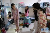 自2011年8月起，首都师范大学研究生支教团的程子序、段晓萌、张晓晔、贾荻、陈宇、王燊6人来到内蒙古鄂尔多斯市东胜区华研中学，开始为期一年的支教工作。选择支教，他们初衷不尽相同，但所有人都怀着同样的梦想，那就是“用不长的一年时间，做终身难忘的事，用心支援西部教育”，他们希望把自己学到的知识、理念、思维以及了解的新鲜事物传递给西部的孩子们，为他们打开一扇通往外面精彩世界的窗户。这6名80年代末出生的北京青年来到华研中学后，用最快的速度适应了当地风土人情、掌握了教学本领。