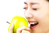 苹果味道酸甜鲜美，营养丰富，食用方便，还能治多种疾病，深受人们喜爱。但如过量食用或暴食苹果也可能会带来许多弊病。苹果含有大量糖类和钾盐，其中每百克苹果含100毫克钾，而含钠仅14毫克，钾与钠比例过于悬殊，摄入过多不利于心脏、肾脏健康。