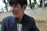 凉山州布拖县特里木镇日切村独腿老师苏呷有史12年坚守大山深处教书育人，上课责任心强，把学生当自己的孩子关心照顾，很受当地学生和家长们喜欢。苏呷有史18岁因伤截肢，只剩一条右腿，12年前因有初中文化被聘请到村小代课。图为三位老师的午餐很“特别”玉米粉或荞麦粉。