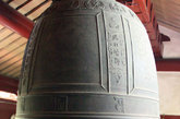 巨钟悬于钟楼，铸于明初洪武二十年（1387年）。钟高六尺，圆径三尺八寸，用纯铜1600余斤铸成。钟面中部铸有《心经》全文。（图片来源：凤凰网华人佛教  摄影：妙传）