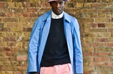 图为：E Tautz。
电光蓝，蓝色外套搭配粉色短裤、帽子，撞色的组合让人眼前一亮，搭配一双蓝色皮鞋，用在男装造型上也有不一样的趣味。