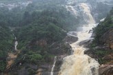 2012年6月18日，受热带风暴“泰利”影响，浙江省温州市多处出现山体滑坡。图为龙湾区永中街道青山村，大量泥水从山上涌下。